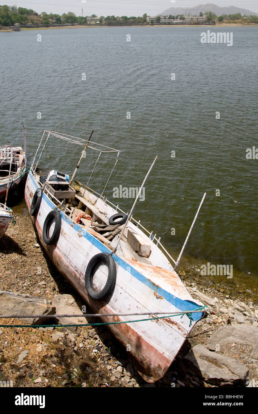 Indien Rajasthan Udaipur Fateh Sagar See Angelboot/Fischerboot am Ufer vertäut Stockfoto