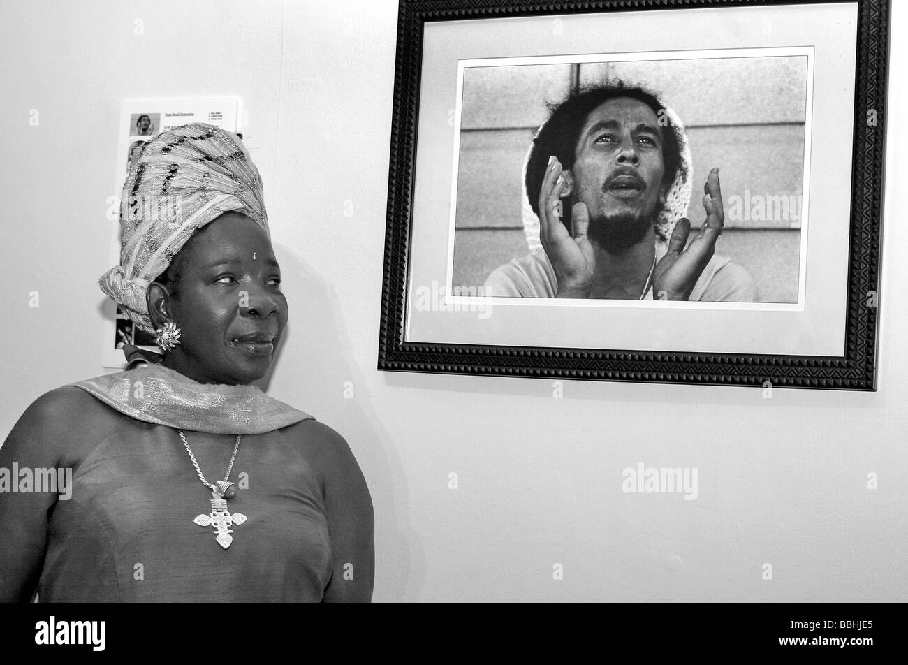 Rita Marley kommt, Ausstellungsansicht Mann Bob Marley bei Durban s Kunstgalerie am 6. Februar 2007 anlässlich der Stockfoto