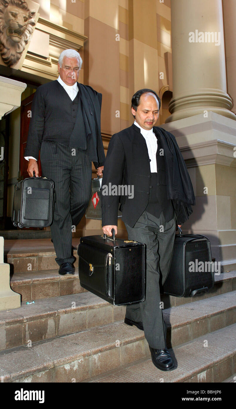 Rechtsanwälte Nirmal Singh und Francois van Zyl verurteilten Geschäftsmann Schabir Shaik vertreten lassen Durban High Court auf 18 Stockfoto
