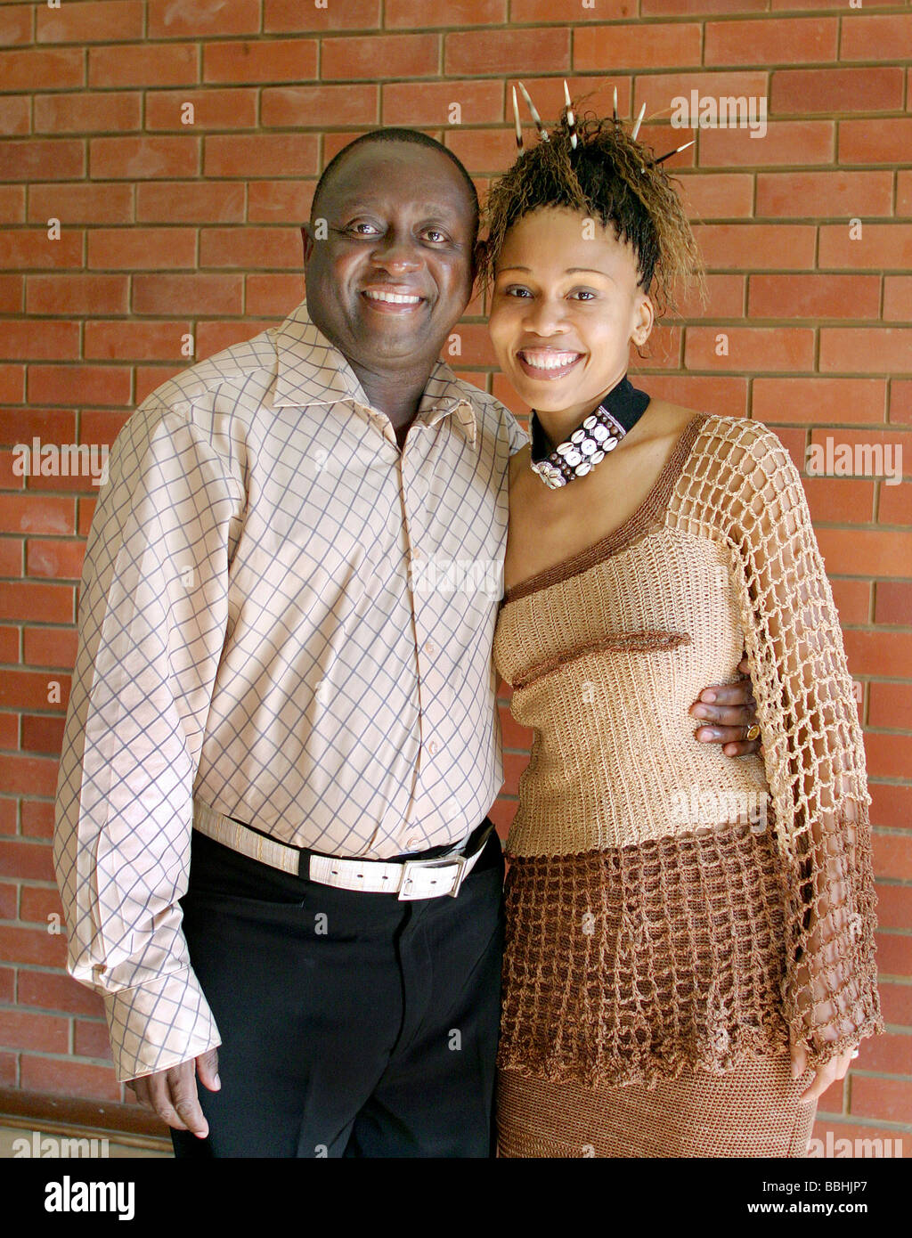 Internationalen Dramatiker Produzent Musikerin und Künstlerin Mbongeni Ngema und Schauspielerin Lelti Khumalo in dieser Datei Bild 3 zu sehen Stockfoto