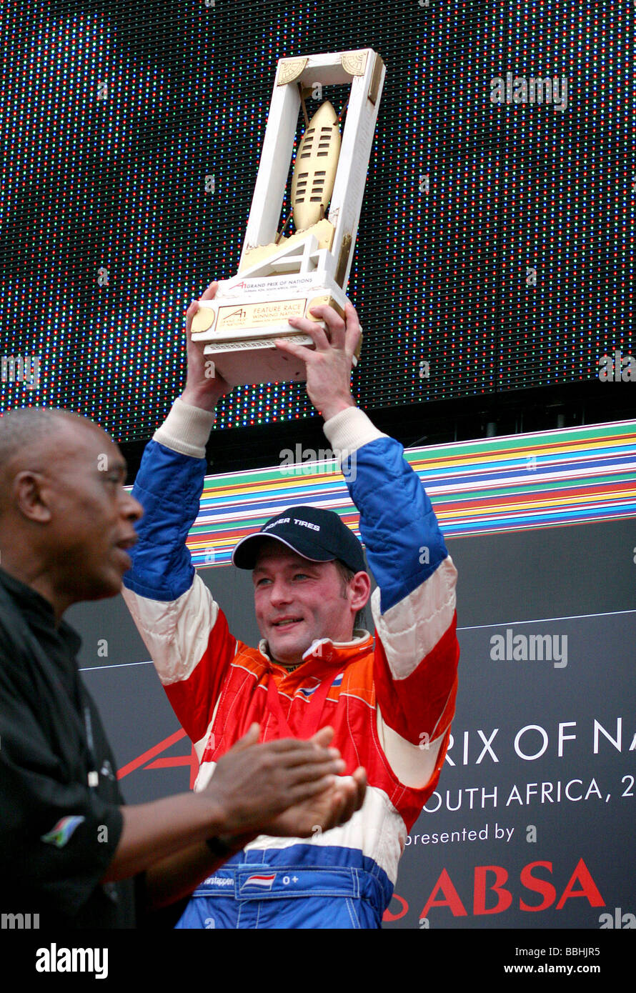 Team Niederlande Pilot Jos Verstappen hält die Gewinner-Trophäe nach dem Gewinn der A1 Grand Prix in Durban am 29. Januar 2006 Stockfoto