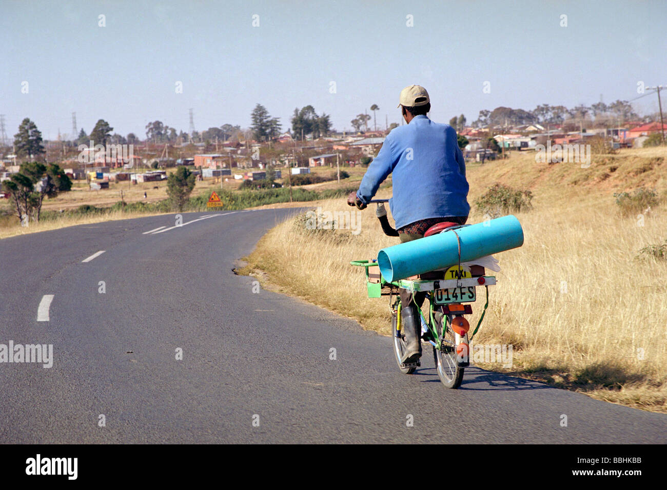 Phineas Hlazane lebt in Clocolan eine kleinen Stadt in der östlichen Freistaat Südafrika Sound Beschriftung 20050527Clocolanbike amr Stockfoto