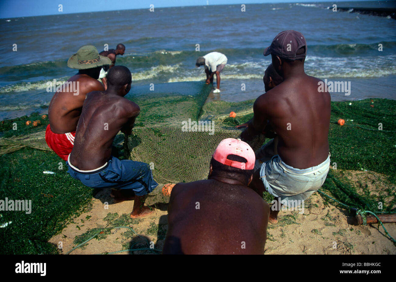 Fischer ziehen in Netzen Maputo-Mosambik Stockfoto