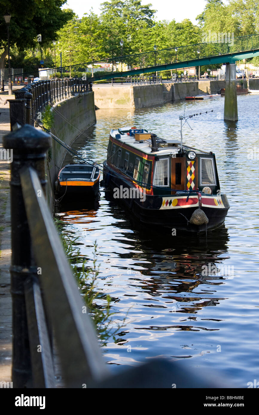 Ein Longboat Teathered auf Geländer an der Themse in Twickenham Stockfoto