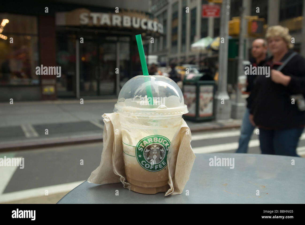 Starbucks logo im freien -Fotos und -Bildmaterial in hoher Auflösung ...