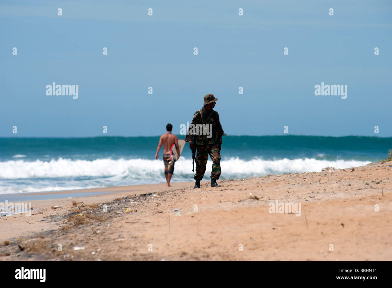 Surfer & STF Armee auf den Strand Arugam Bay Sri Lanka Stockfoto