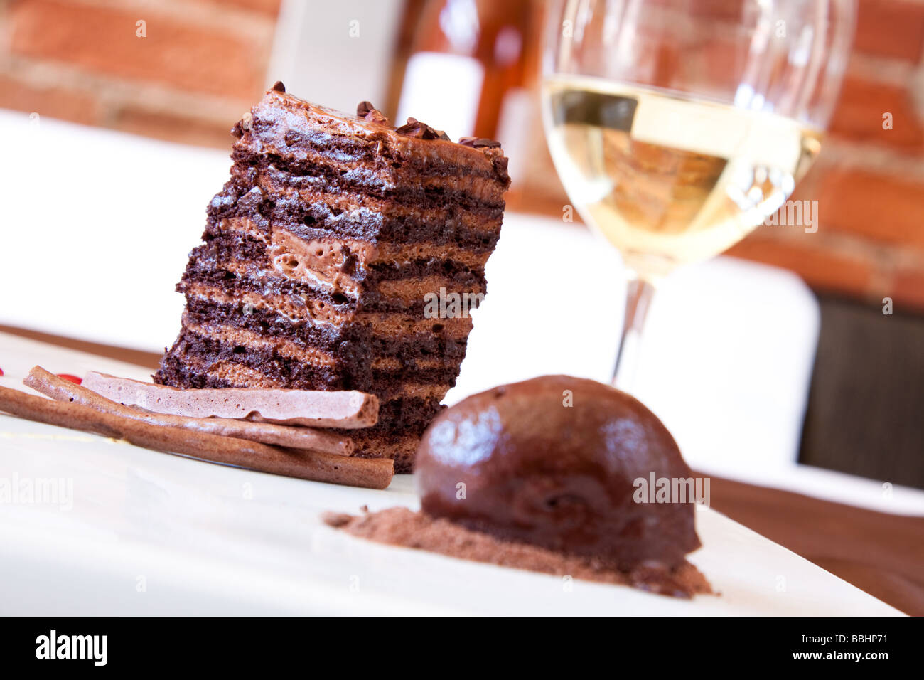 Ohne Mehl Schokolade Schwamm Dessert mit dunkler Schokoladenmousse schwarzer Pfeffer Creme Anglaise, serviert mit einer Kugel Schokolade Stockfoto