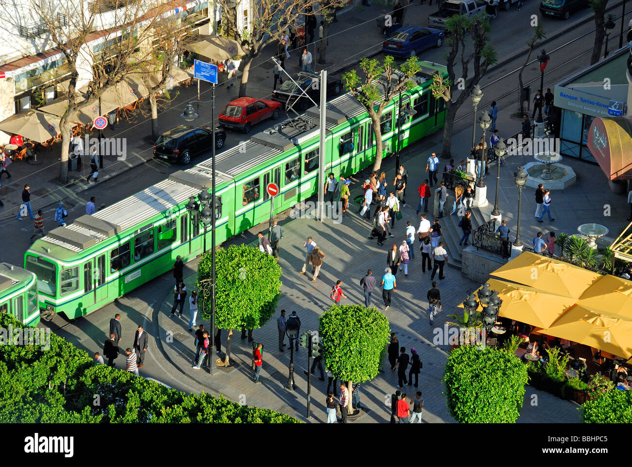 TUNIS, TUNESIEN. Ein Blick nach unten auf Avenue Bourguiba in der Innenstadt von Tunis. 2009. Stockfoto