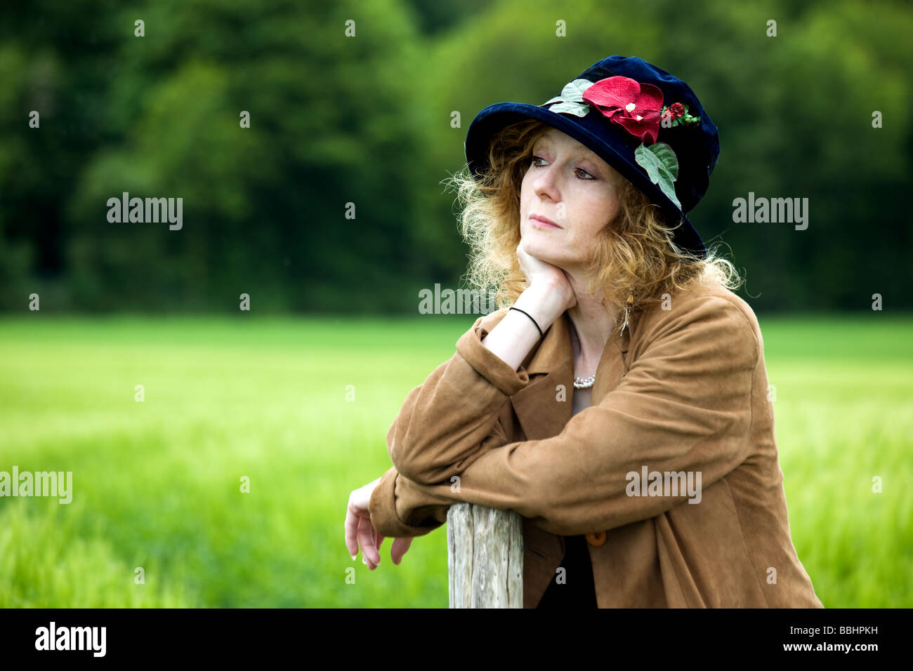 Ein Mädchen in einem Feld von Gerste Stockfoto