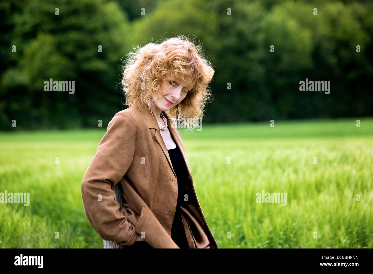 Ein Mädchen in einem Feld von Gerste. Stockfoto