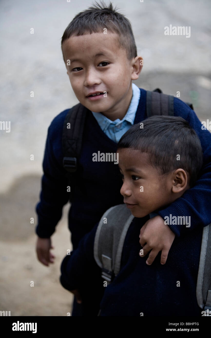 Pokhara, Nepal; Zwei verwaiste Jungen in Schuluniform Stockfoto