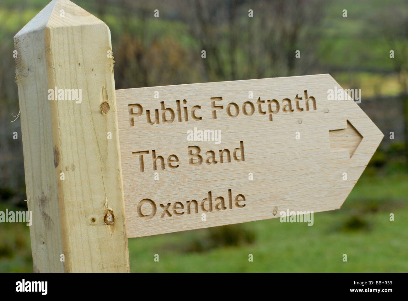 Hölzerne öffentlichen Fußweg zu unterzeichnen, im Lake District weisen den Weg zu der Band und oxendale Stockfoto