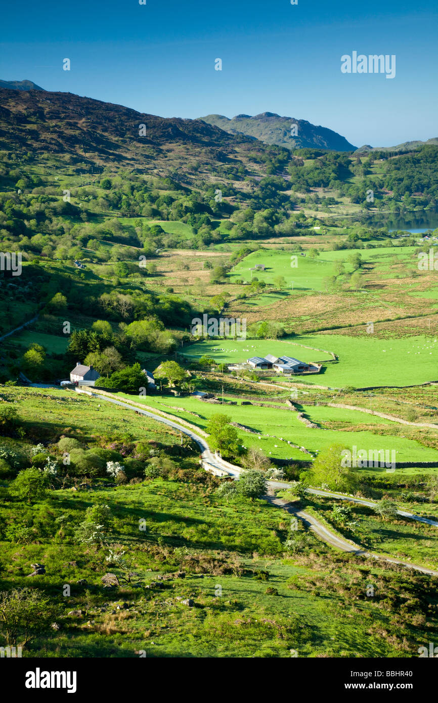 Blick von Snowdon Pass nach Llyn Gwynant in Wales an einem schönen Sommertag, North Wales, UK Stockfoto
