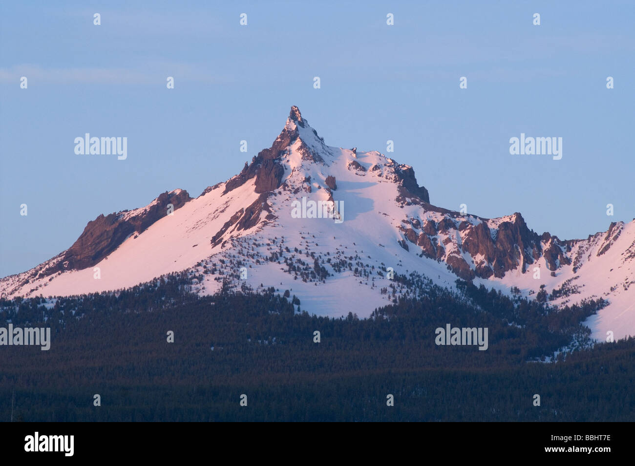 Mount Thielsen oder große Kuhhorns eines erloschenen Vulkans in der Oregon hohe Kaskaden. Stockfoto