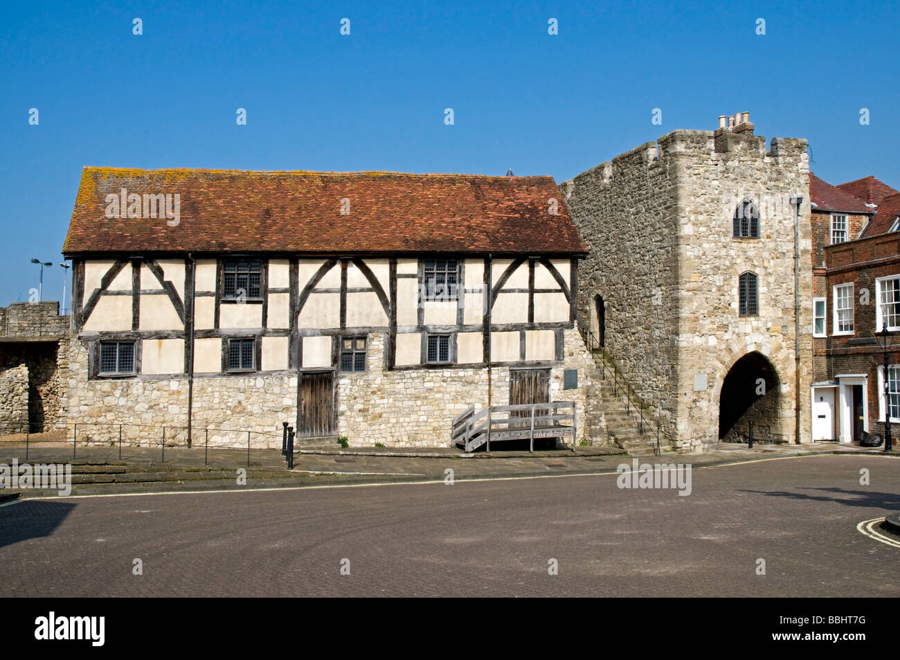 Die mittelalterlichen Fachwerk Tudor Händler Halle steht neben der  befestigten Turm Westgate, Southampton Stockfotografie - Alamy