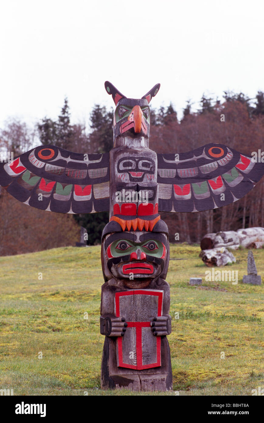 Kwakwaka (Kwakiutl) Totempfahl, Alert Bay, BC, Britisch-Kolumbien, Kanada - Namgis Grabstätten auf Kormoran-Insel Stockfoto