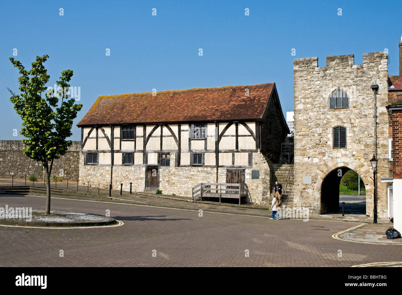 Die mittelalterlichen Fachwerk Tudor Händler Halle steht neben der befestigten Turm Westgate, Southampton Stockfoto