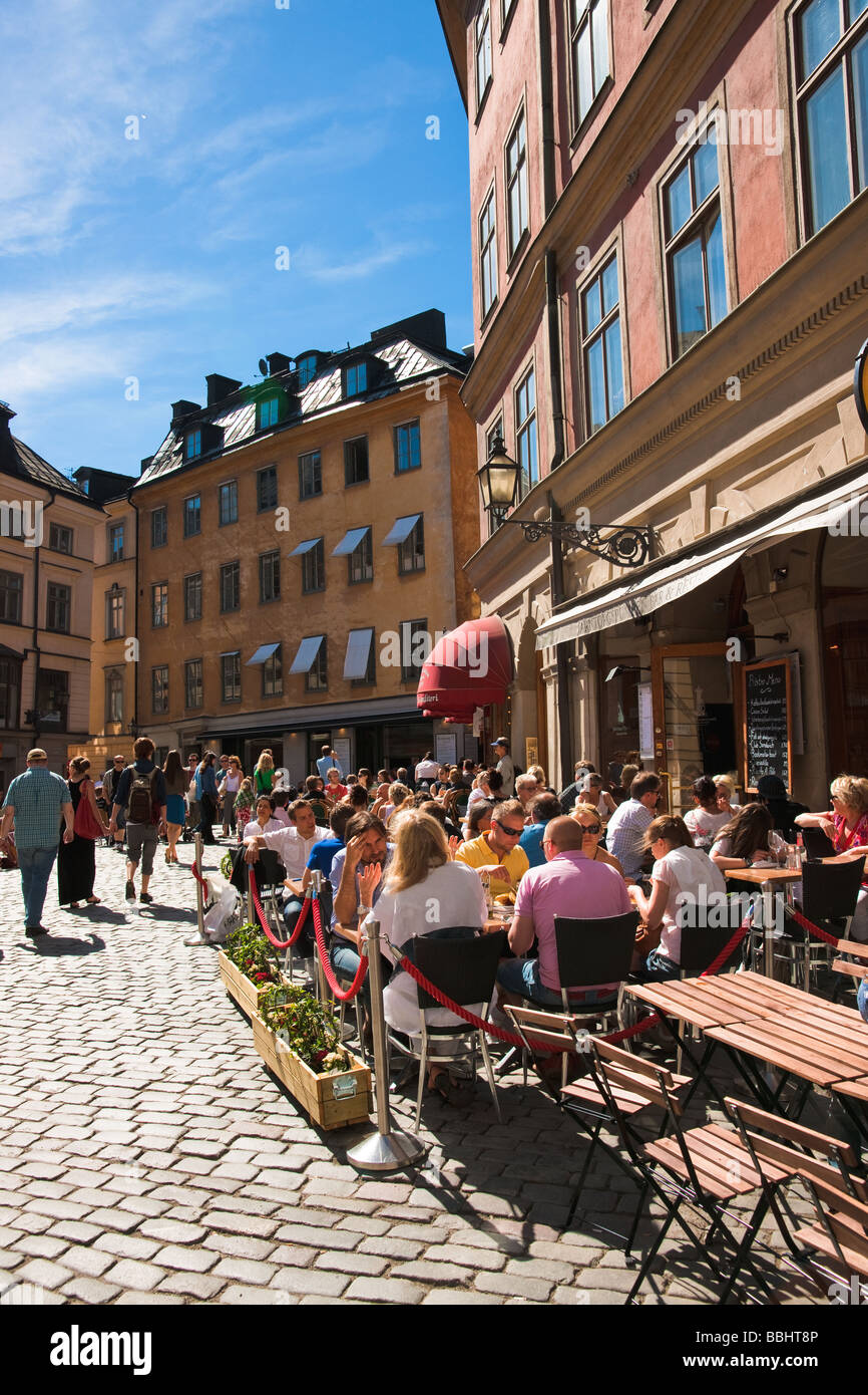 Leute Essen Mittagessen in einem der vielen Vintage Restaurants und Cafes rund um den Järntorget in Gamla Stan, die Altstadt von Stockholm Stockfoto