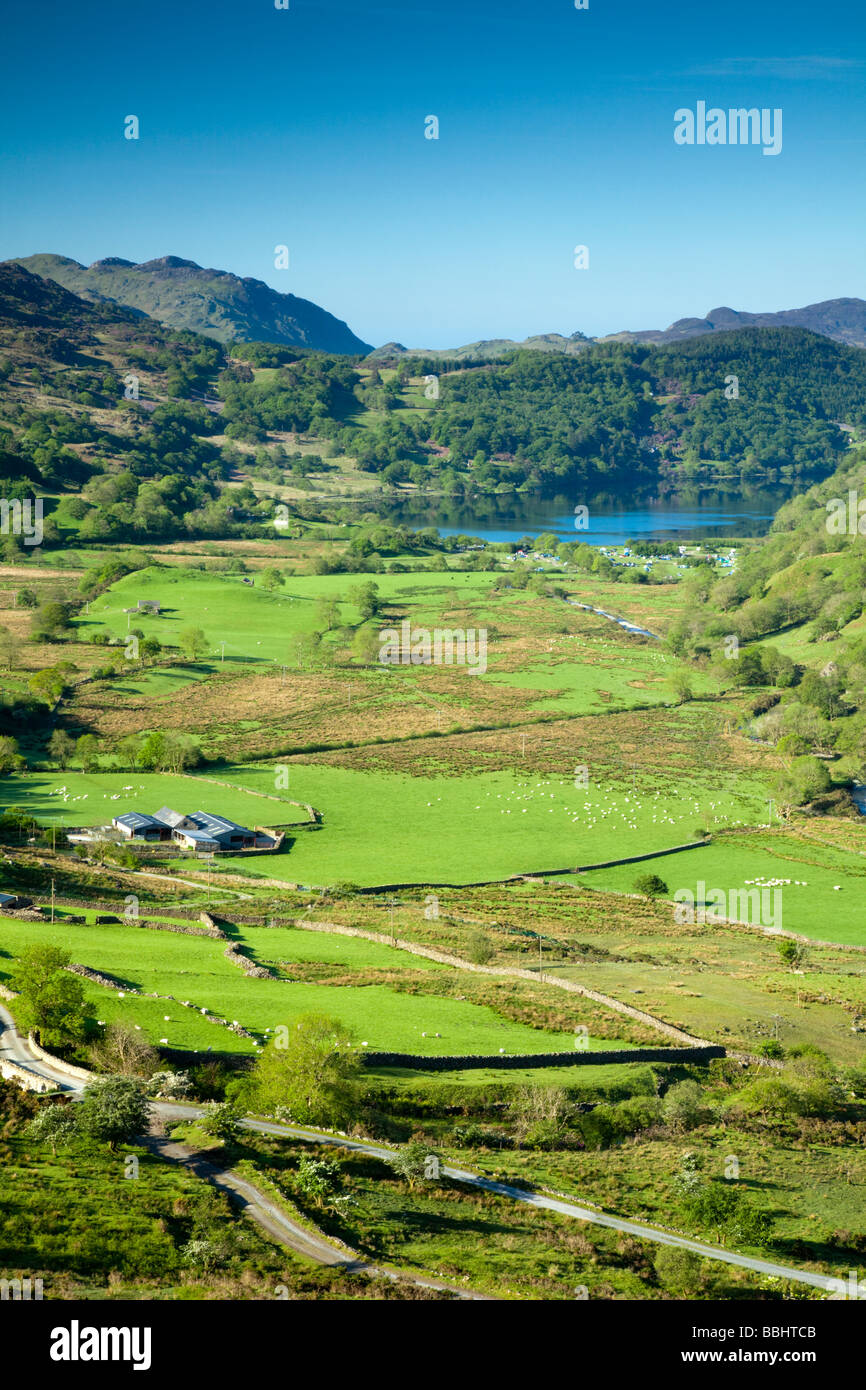 Blick von Snowdon Pass nach Llyn Gwynant in Wales an einem schönen Sommertag, North Wales, UK Stockfoto