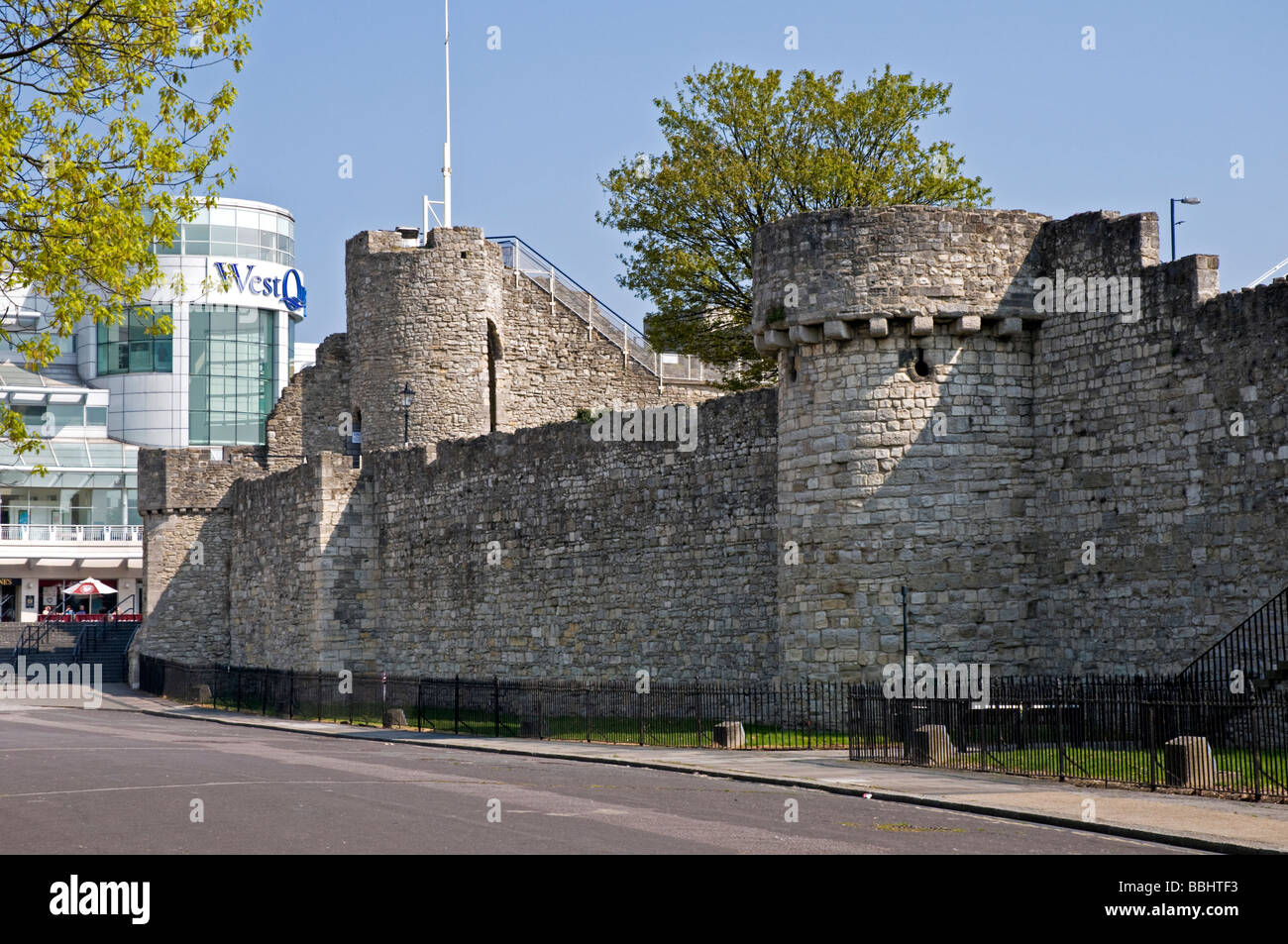 Die mittelalterlichen Mauern und Türme der Burg Southampton Kontrast mit dem modernen Stil des Einkaufszentrums Stockfoto