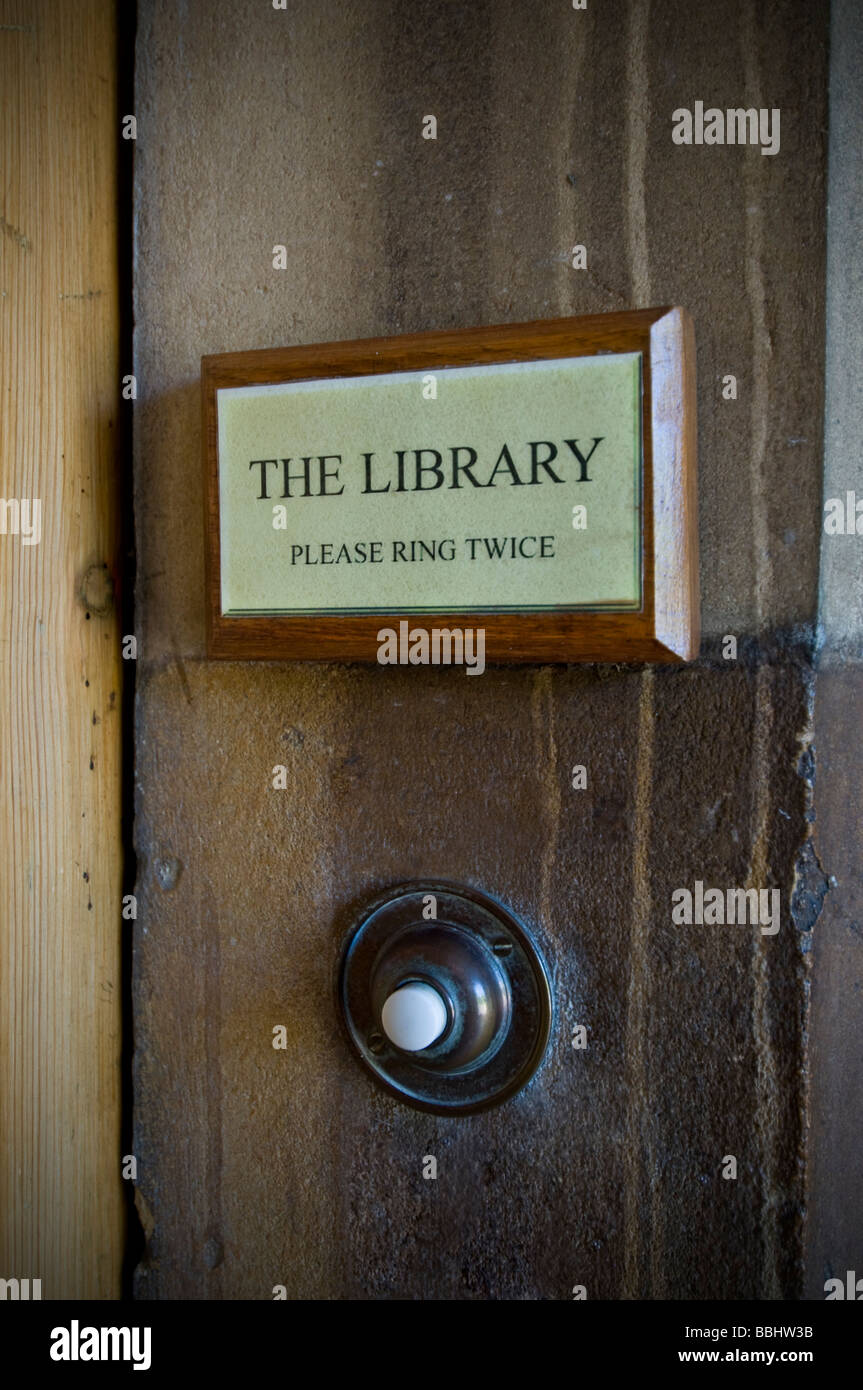 Klingel für das historische Archiv und die Bibliothek am Lambeth Palast in London UK Stockfoto