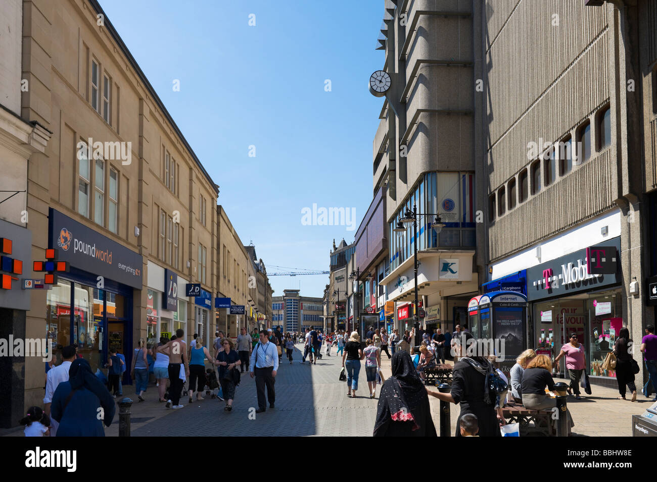Geschäfte auf Kirkgate im Stadtzentrum, Bradford, West Yorkshire, England Stockfoto