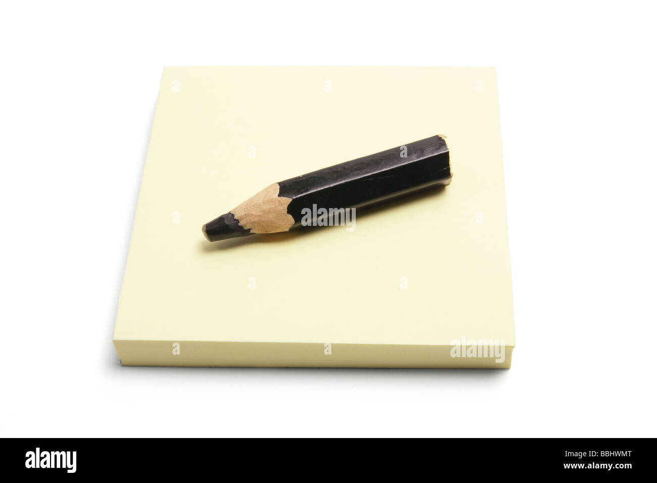 Schwarzer Bleistift und Notizblock Post-It Stockfoto