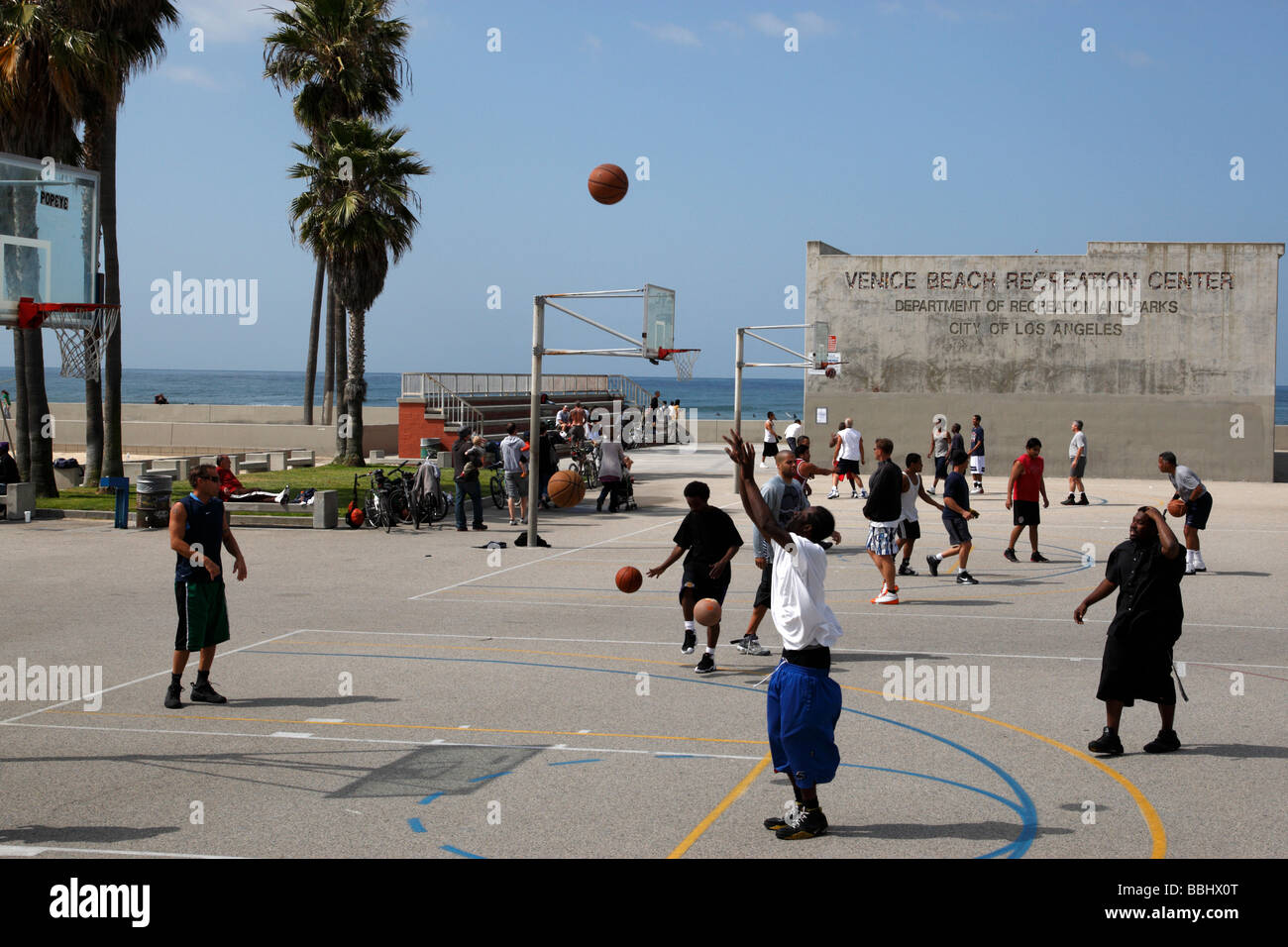 Männer spielen Ballspiele in Venedig Stranderholung Mitte Kalifornien usa Stockfoto