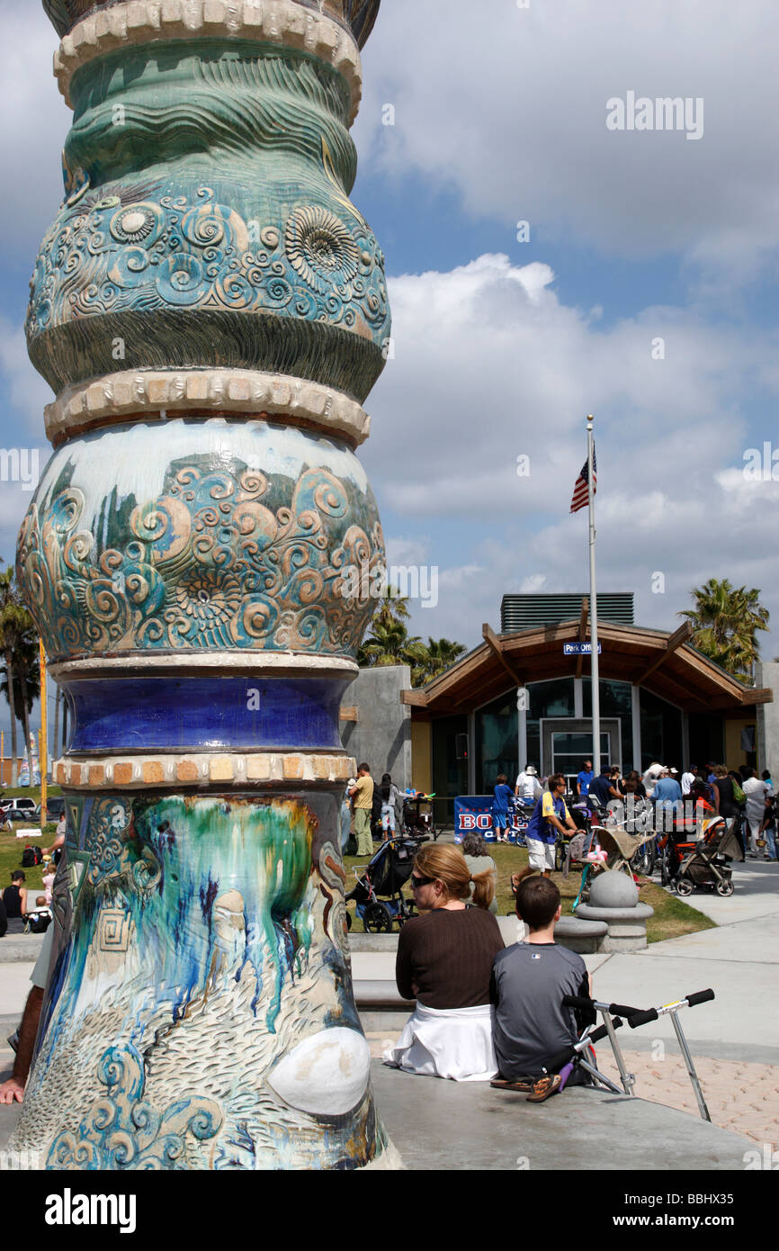 außerhalb der Freizeit-Arena am Venice Beach Los Angeles Kalifornien Skulptur Stockfoto