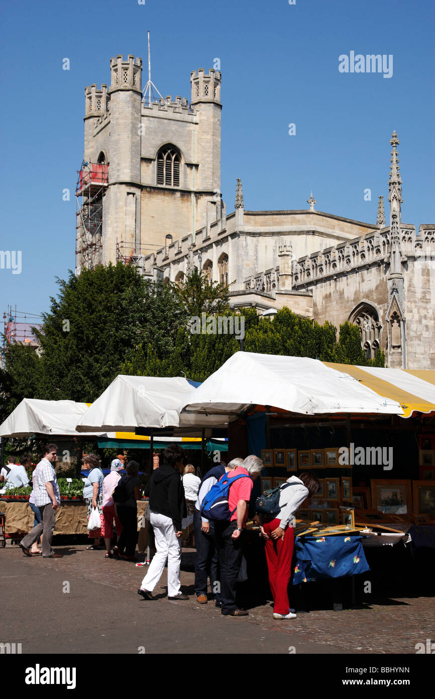 Kunst Handwerk und Bauern Sonntagsmarkt am Marktplatz im Hintergrund ist großer St. Marys Kirche Cambridge uk Stockfoto