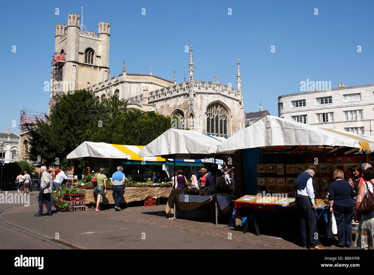 Kunst Handwerk und Bauern Sonntagsmarkt am Marktplatz im Hintergrund ist großer St. Marys Kirche Cambridge uk Stockfoto