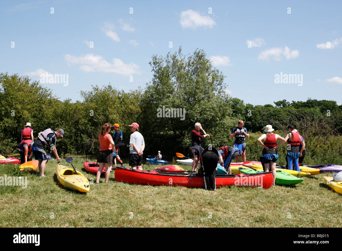 Gruppe von Kanuten, die Vorbereitungen auf den Fluss Cam Grantchester Wiesen vor den Toren Cambridge uk Stockfoto