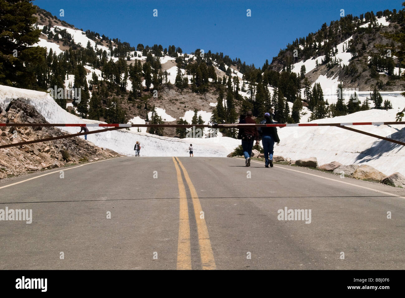 USA Kalifornien Mineral Lassen Volcanic Nationalpark Straße gesperrt für Fahrzeuge wegen Schnee Menschen wandern zum Gipfel Stockfoto