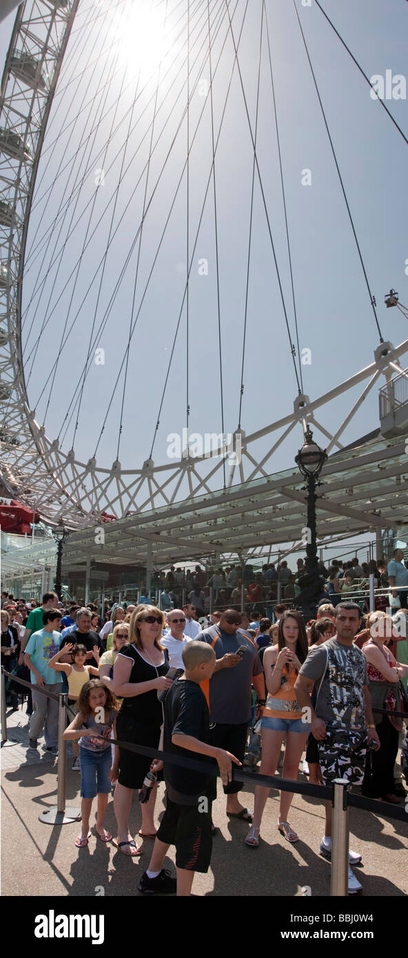 Touristen-Que Reitpony London Eye UK Stockfoto