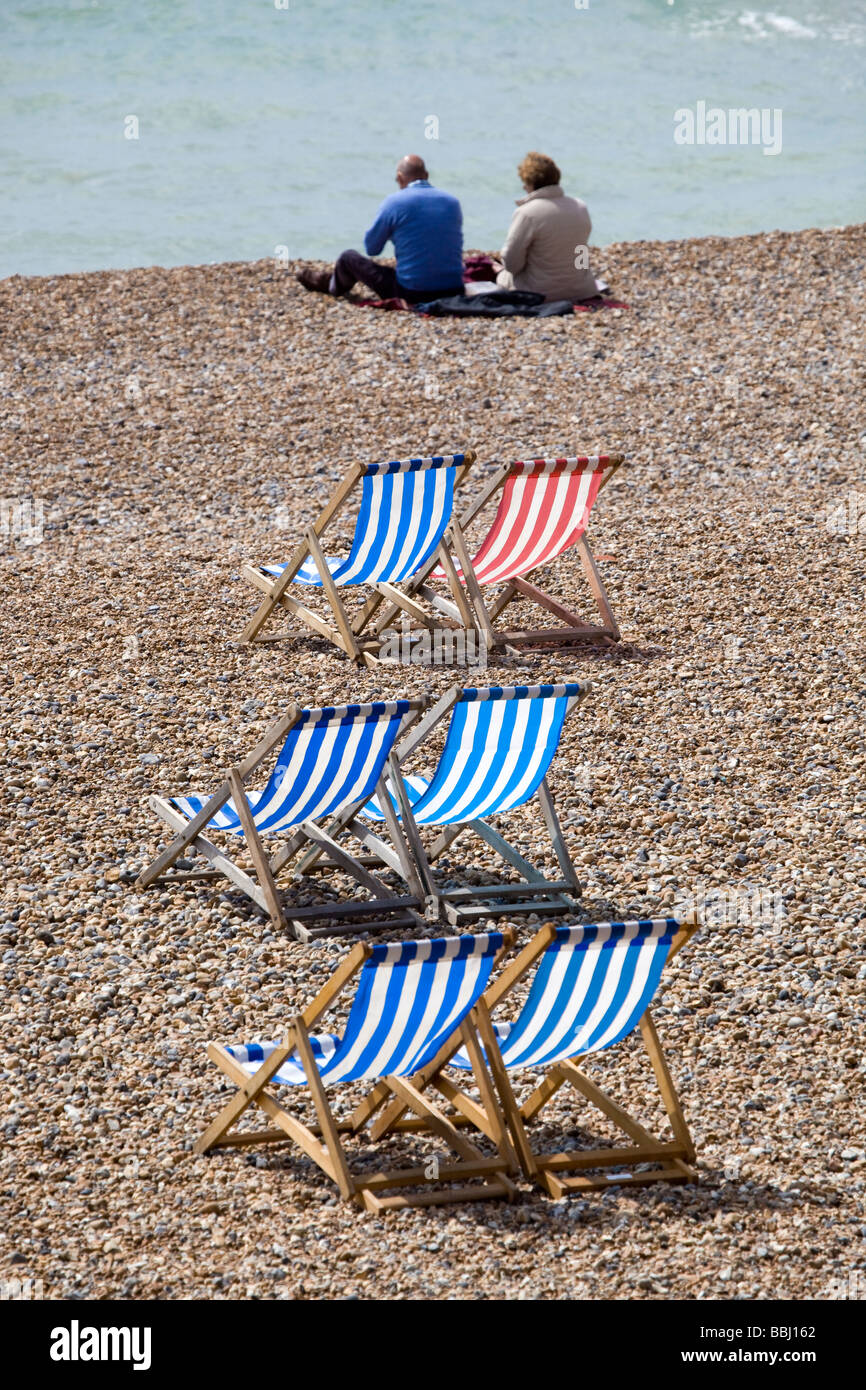 Liegestühle am Strand von Brighton England Stockfoto