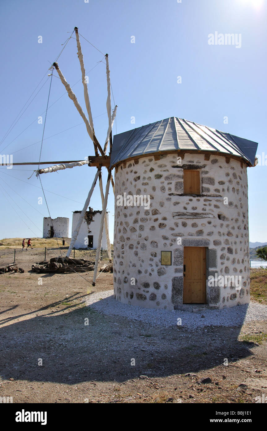 Restaurierten steinerne Windmühlen über Hafen Bodrum, Provinz Mugla, Türkei Stockfoto