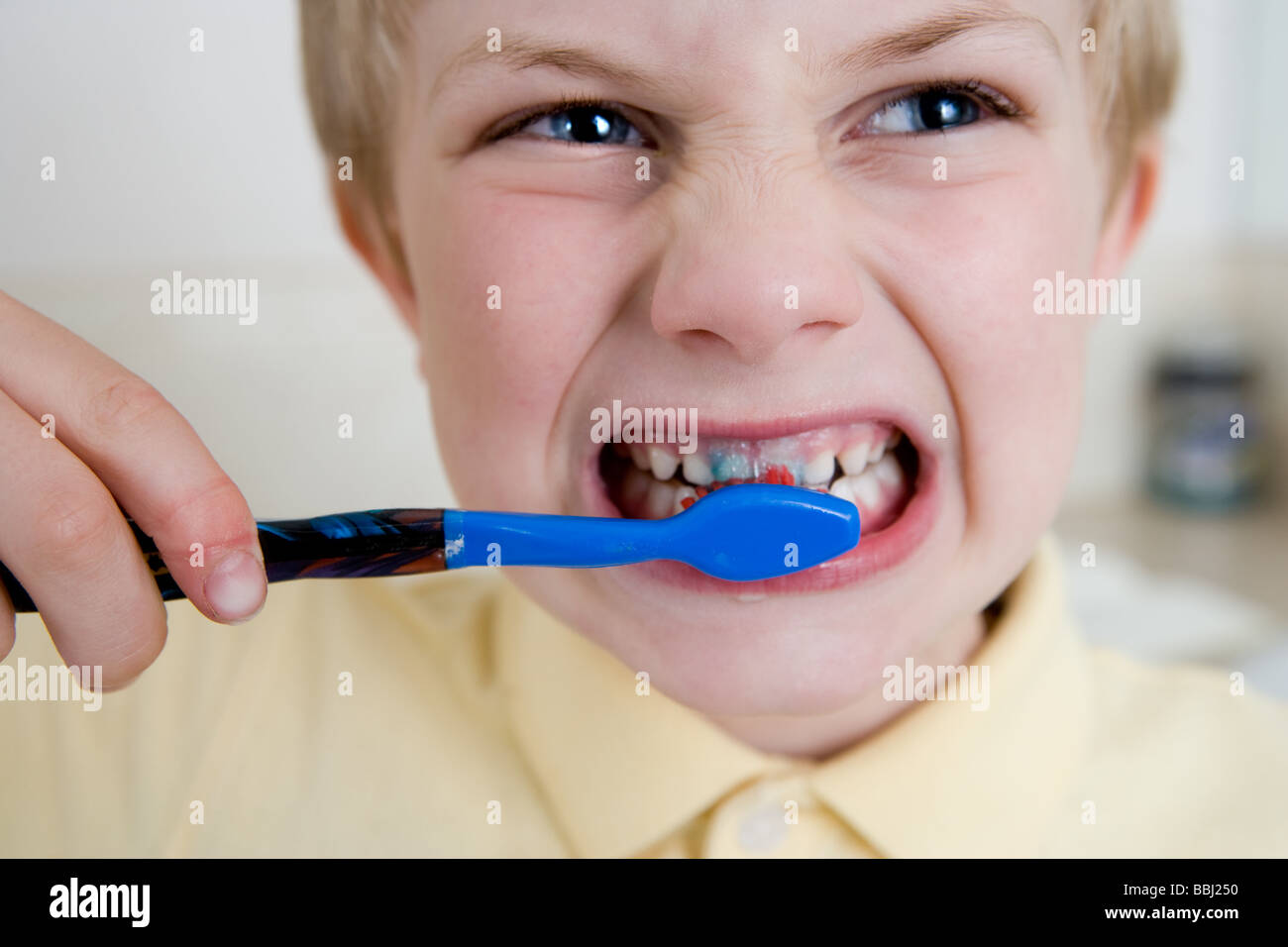 Ein kleiner Junge, Zähneputzen Stockfoto