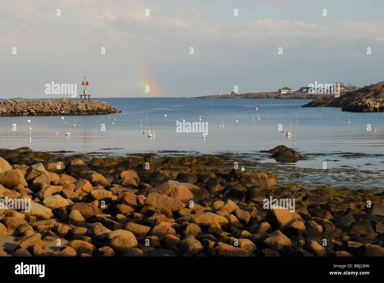 Kleine Regenbogen in Ferne außerhalb von Rockport Hafen Rockport Massachusetts Stockfoto