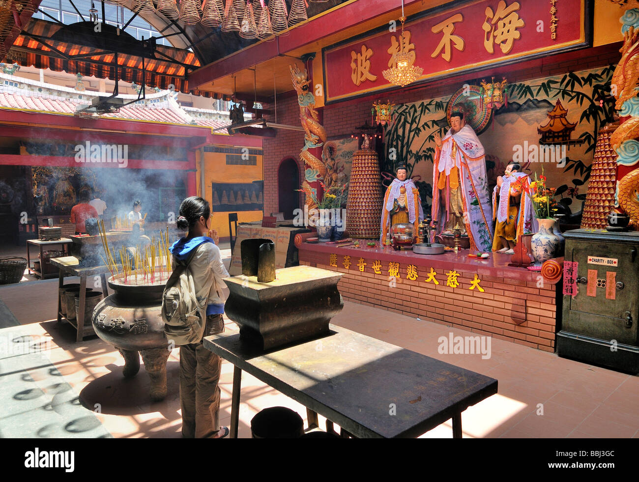 Betende Frau am Quan Am Pagoda, Ho Chi Minh Stadt, Saigon, Vietnam, Südostasien Stockfoto