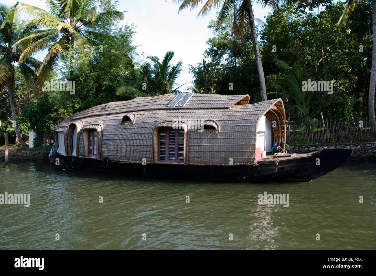 Traditionelle Reis Boot oder Kettuvallam Hausboot in den Backwaters von Kerala Indien Stockfoto