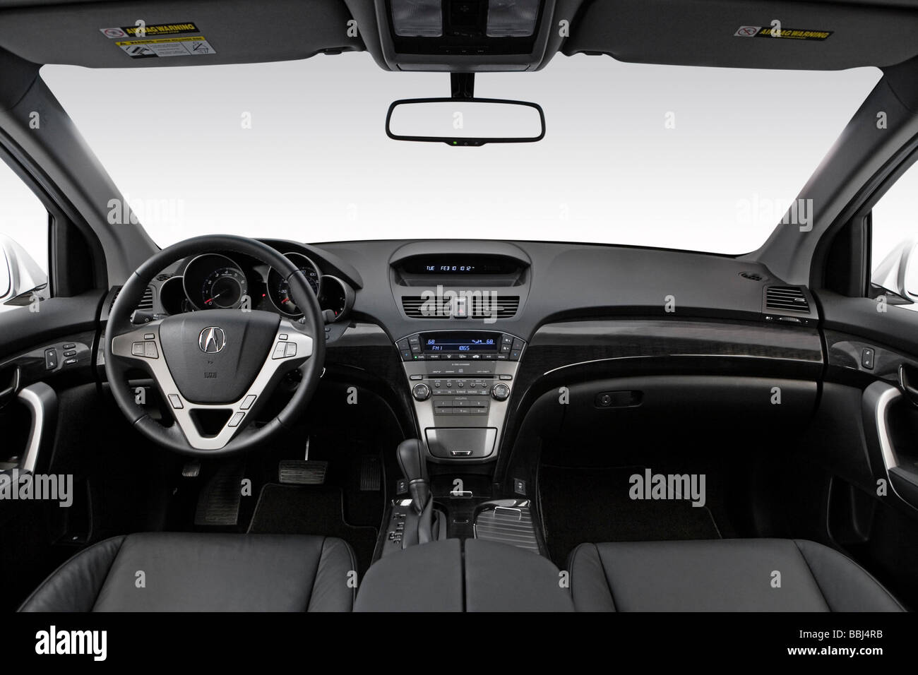 2009 Acura MDX-Basis in Silber - Armaturenbrett, Mittelkonsole, Getriebe Schalthebel Ansicht Stockfoto