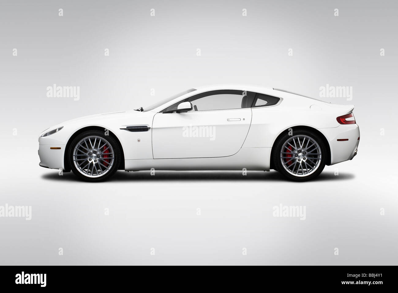 2009 Aston Martin V8 Vantage in weiß - Treiber Seitenprofil Stockfoto
