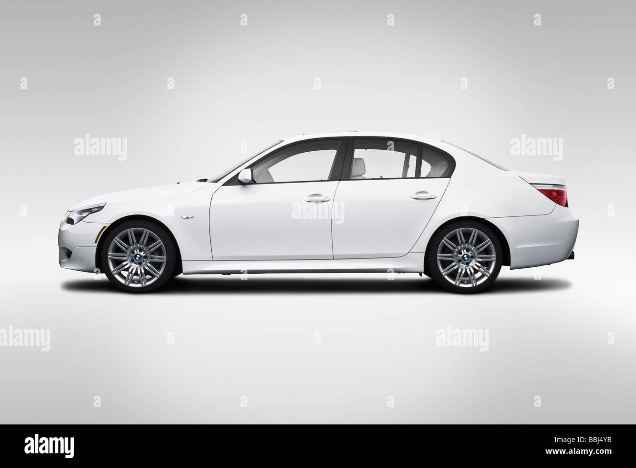 2009 BMW 5-Serie 550i in weiß - Treiber Seitenprofil Stockfoto