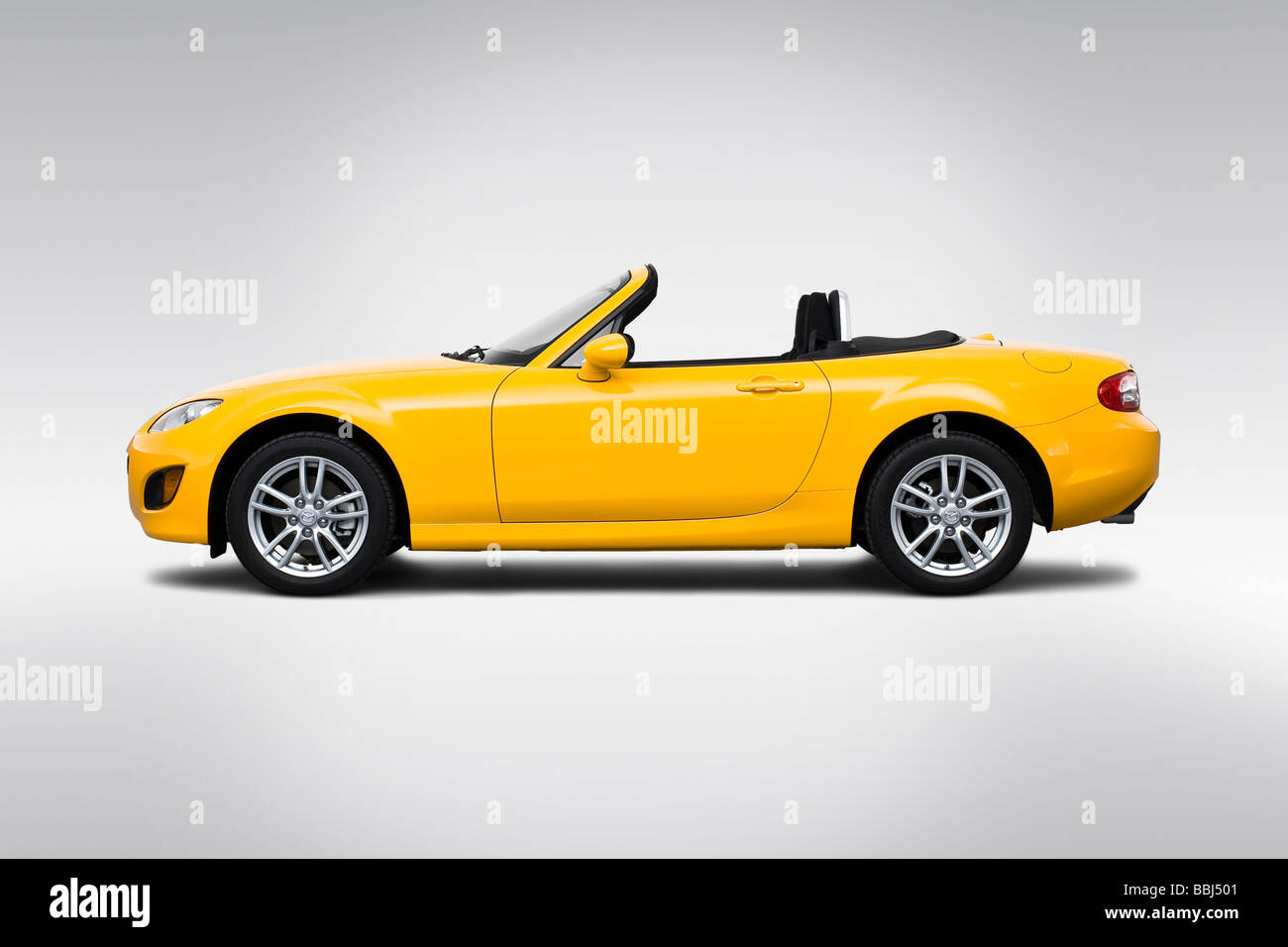 2009-Mazda MX-5 Sport in gelb - Treiber Seitenprofil Stockfoto