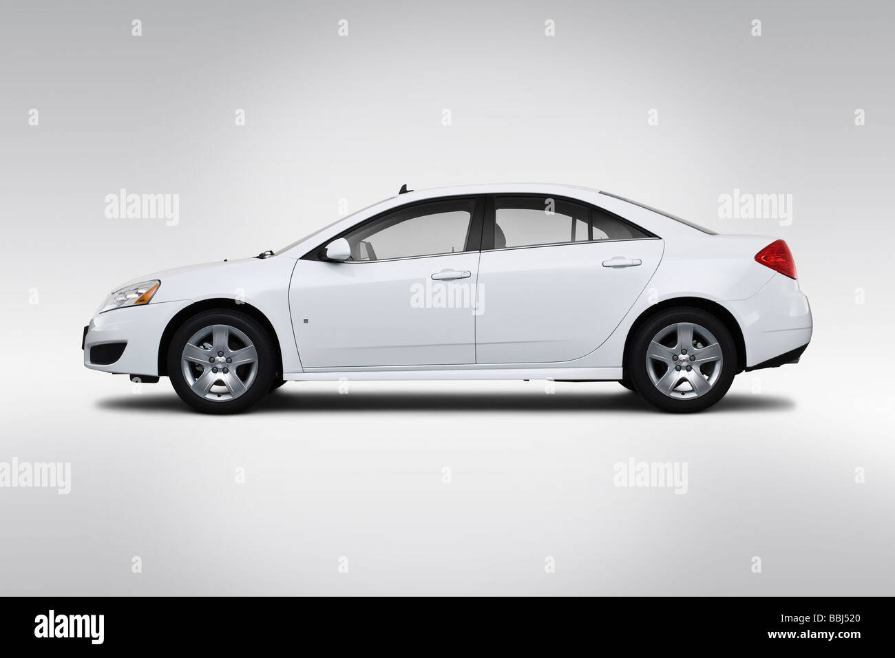 2009 Pontiac G6 in weiß - Treiber Seitenprofil Stockfoto