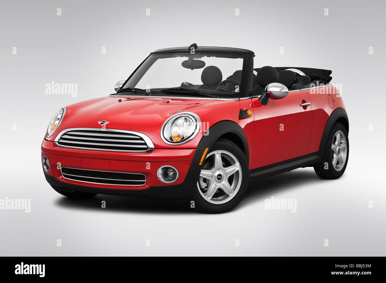 2009 Mini Cooper in rot - Winkel-Vorderansicht Stockfoto