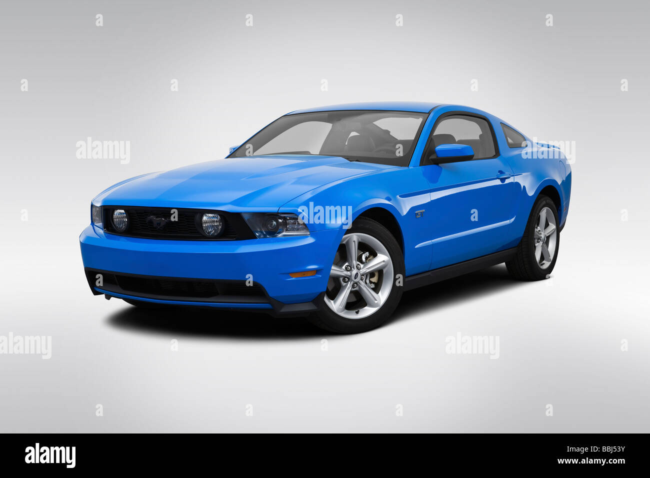 2010 Ford Mustang GT Premium blau - Winkel-Vorderansicht Stockfoto