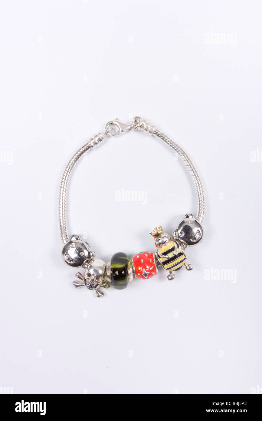 Gefälschte Childs Pandora Bettelarmband und Anhänger Stockfotografie - Alamy