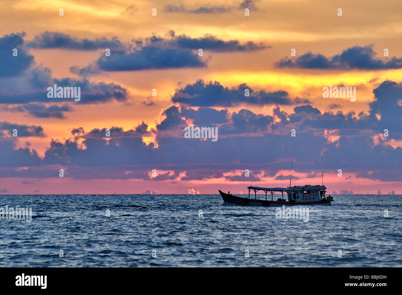 Fischerboot auf dem stimmungsvollen Sonnenuntergang, Meer, Phu Quoc, Vietnam, Asien Stockfoto