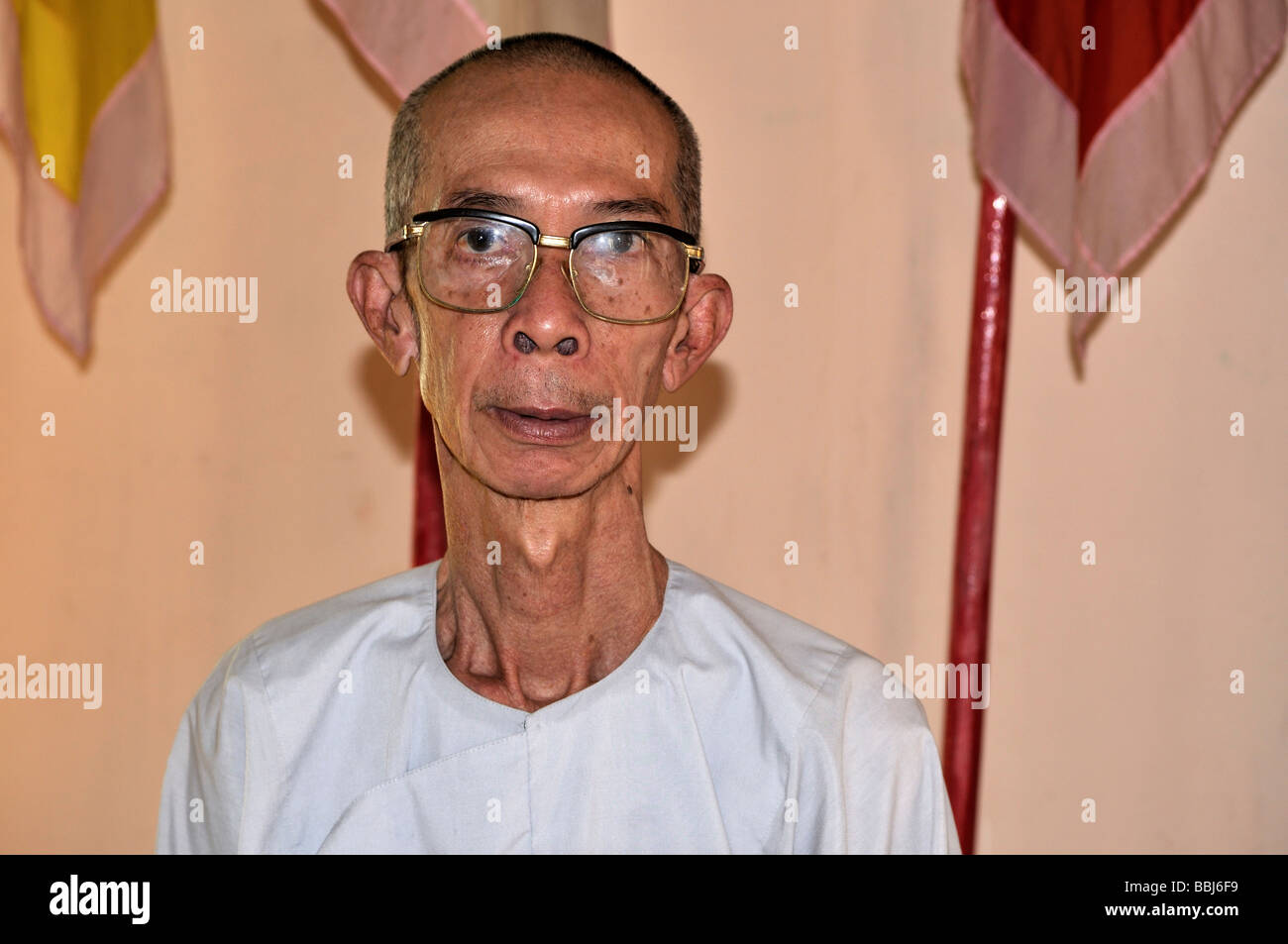 Buddhistischer Mönch mit großer Brille, Glatze, Phu Quoc, Vietnam, Asien Stockfoto